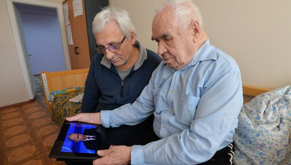 Пенсионеры с планшетом. Архивное фото